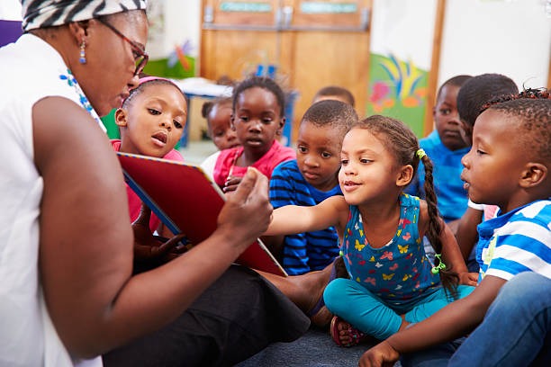 teacher reading books to kids