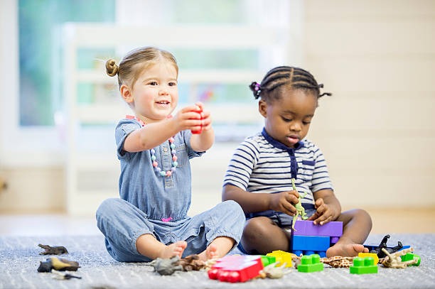 2 toddlers playing
